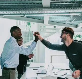 Dos compañeros en la oficina